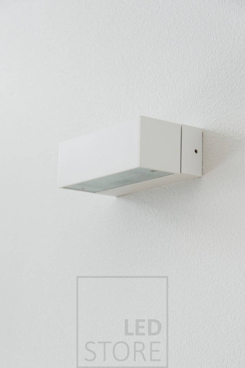 Aplique bidireccional ANGULAR blanco. Ideal para iluminar una escalera o una terraza cubierta, por ejemplo, para crear ambiente (IP44). Ledstore.fi