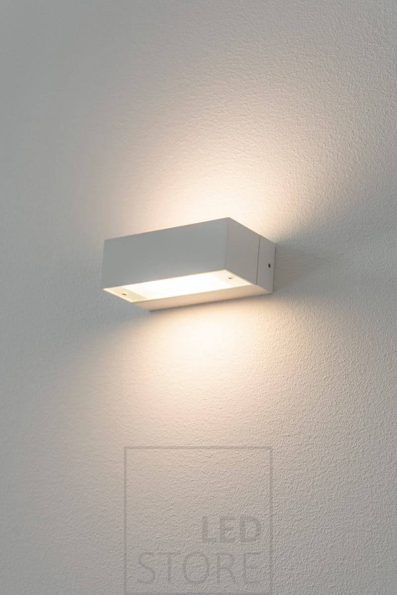 Aplique de pared bidireccional ANGULAR. Brilla a través del cristal grabado con una luz suave y atmosférica. Ledstore.fi