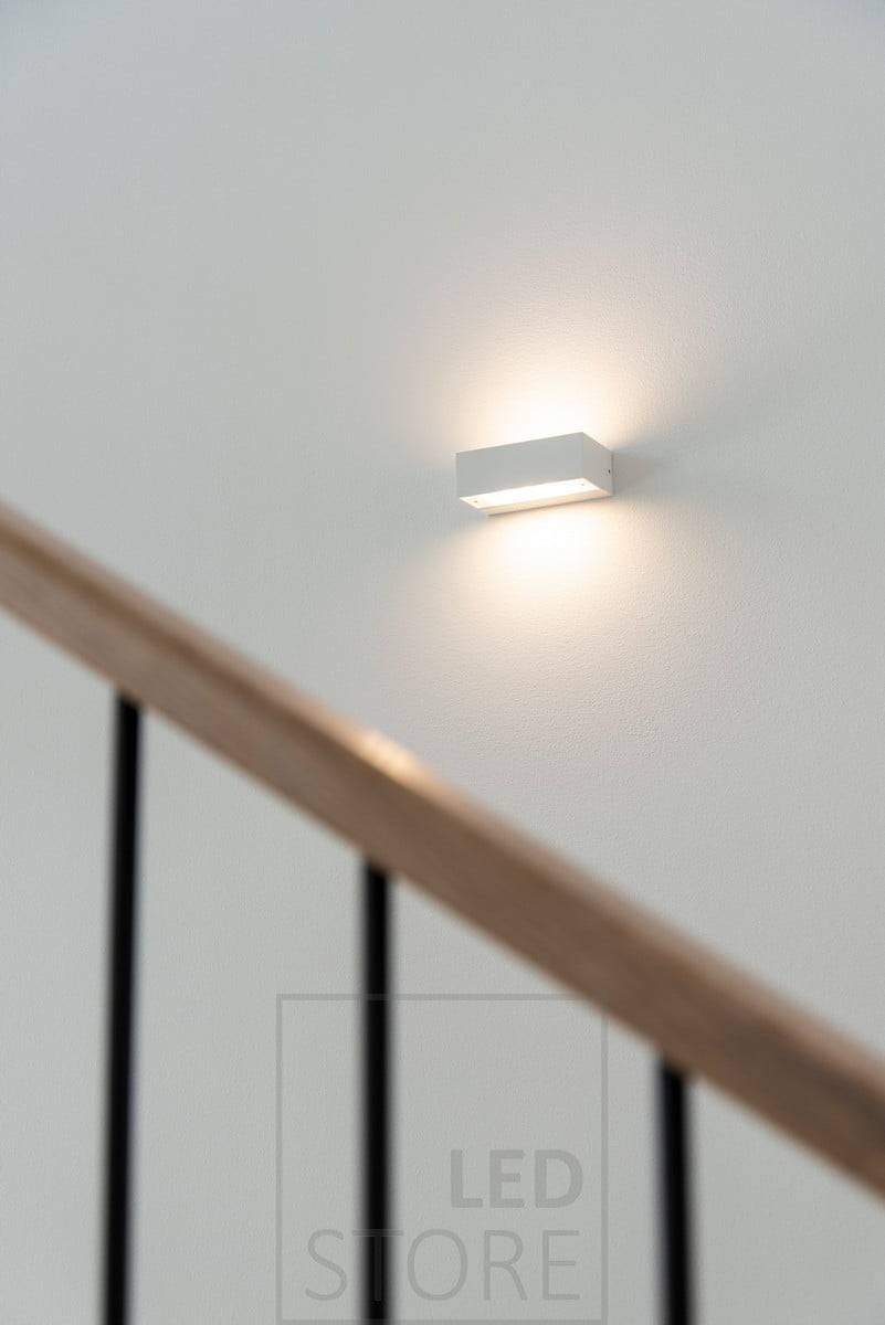 Aplique ANGULAR, blanco. También disponible en aluminio cepillado e iluminación unidireccional solamente. La luz es cálida y acogedora, 3000 kelvin. Ledstore.fi