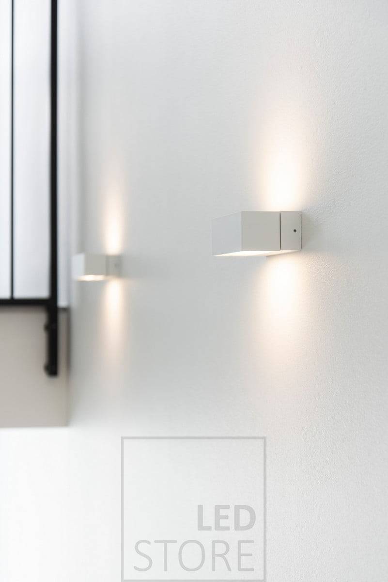 Aplique ANGULAR, blanco. También disponible en aluminio cepillado e iluminación unidireccional únicamente. Aplique de pared ANGULAR, también disponible en un solo sentido. El tono de luz es blanco cálido 3000K, correspondiente al tono de las halógenas. Ledstore.fi
