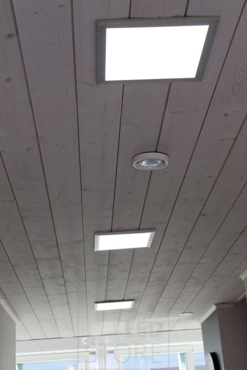 Feria de la Vivienda 2014: paneles led 300x300 alineados en un pasillo. Ledstore.fi