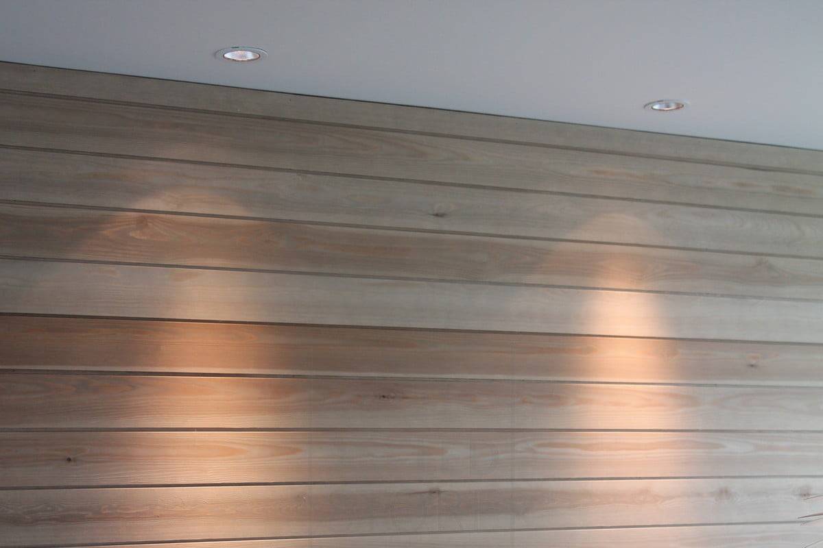 Feria de la Vivienda 2014: Foco de aluminio cepillado R023 instalado junto a una pared. Ledstore.fi