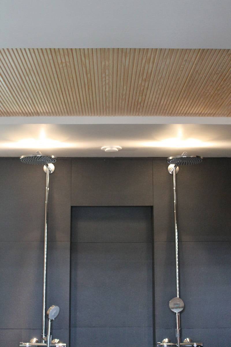 Feria de la Vivienda 2014: Focos led en las duchas de los lavabos. La luz se refleja en el techo. Ledstore.fi
