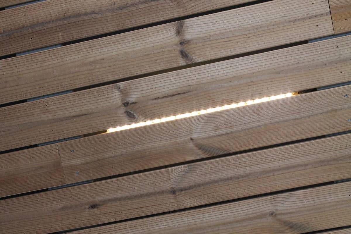 Feria de la Vivienda 2014: trozos de tira Led sobre una rendija en la losa, primer plano. Ledstore.fi