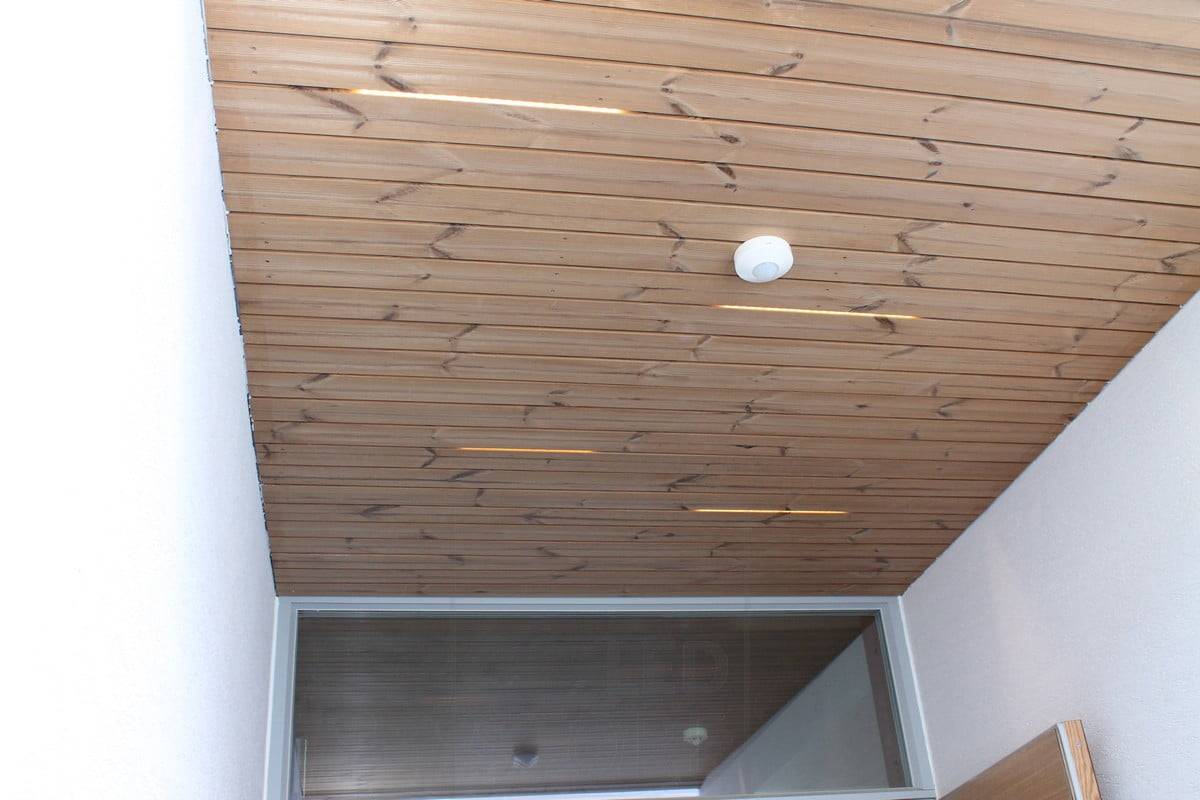 Feria de la Vivienda 2014: trozos de tira Led sobre el techo de lamas en el hueco, el patrón continúa en el interior. Ledstore.fi