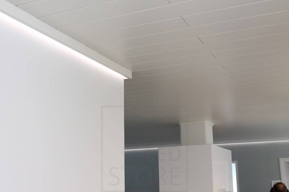Feria de la vivienda 2014: tira led tras la moldura blanca del techo del salón, retrofit. Ledstore.fi