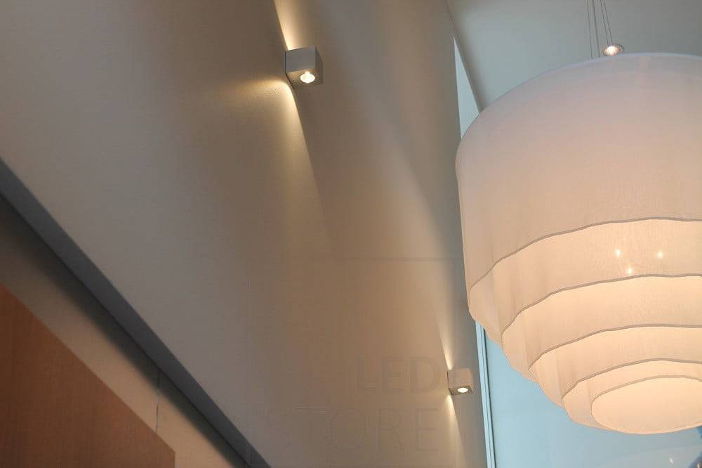 Feria de la Vivienda 2021: Apliques de aluminio cepillado CUBIC2 en espacio alto. Ledstore.fi