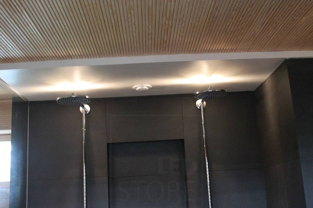 Feria de la Vivienda 2014: Focos led en las duchas. Luz reflejada en el techo. Ledstore.fi