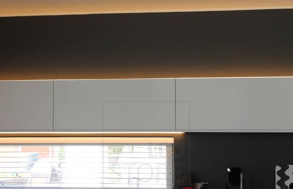 Feria de la vivienda 2014: en la cocina, una tira de LED que ilumina indirectamente la parte superior del armario y una luz de encimera montada en la parte inferior del armario superior. Ledstore.fi