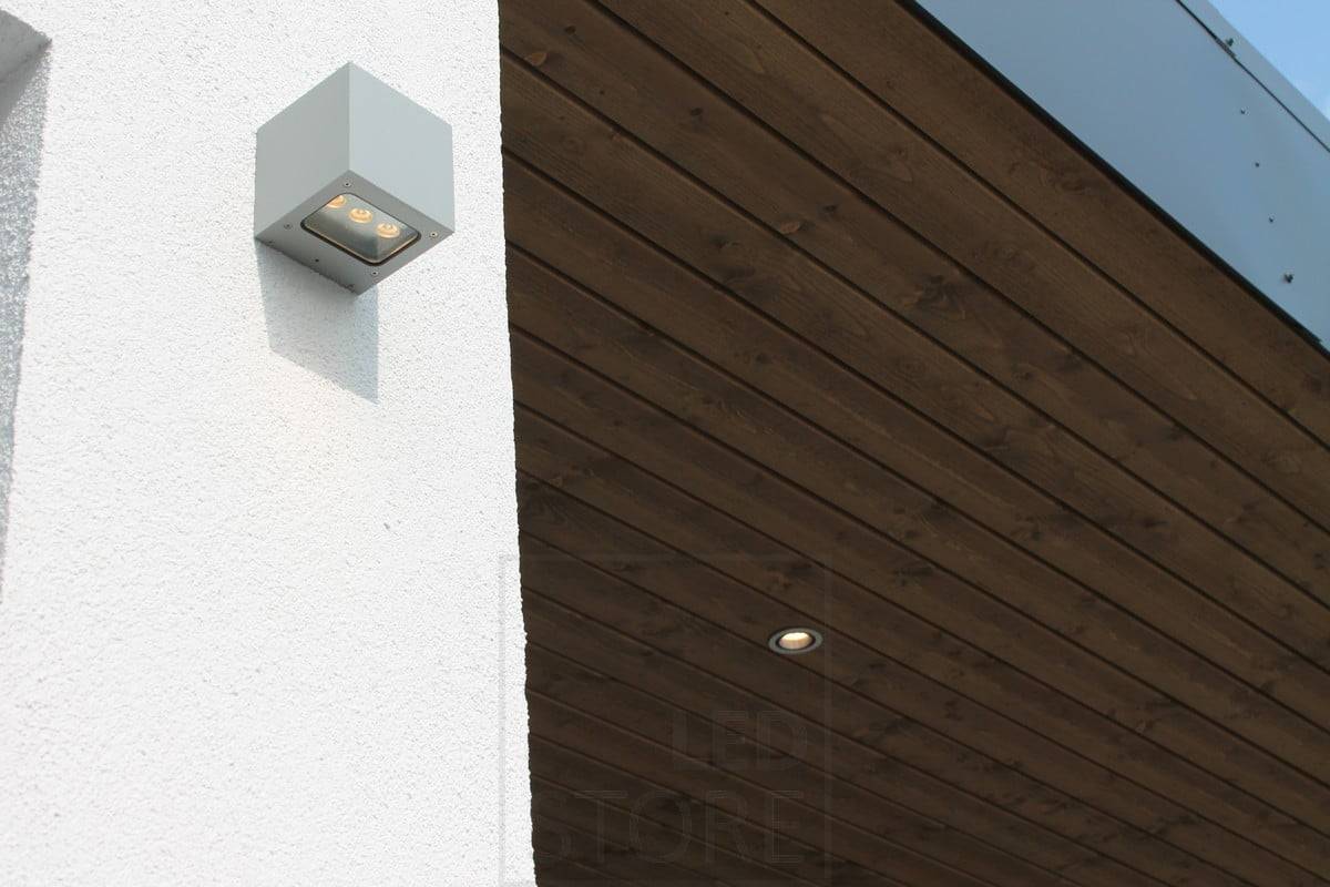 Feria de la Vivienda 2014: Foco de aluminio cepillado R023 en el techo de la terraza, apliques exteriores CUBIC2 en la pared iluminando en una dirección. Ledstore.fi
