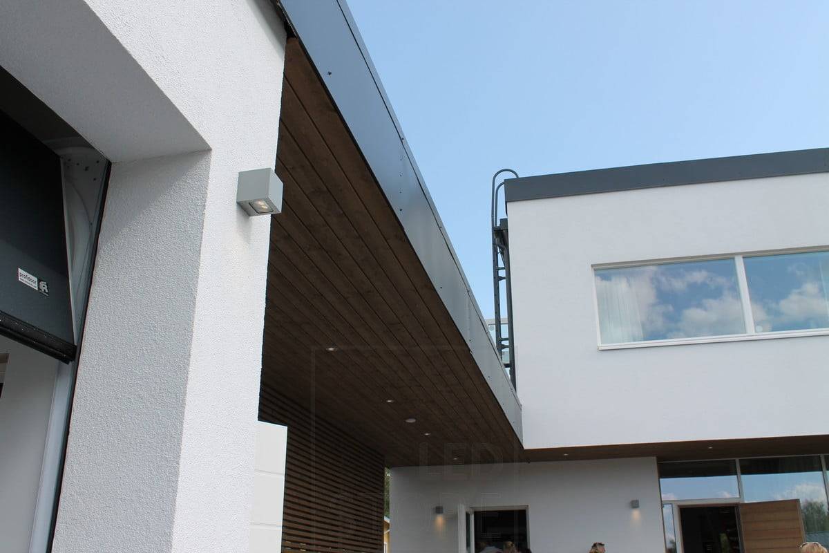 Feria de la Vivienda 2014: primer plano del aplique de exterior CUBIC2, puntos led en el techo de la terraza. Ledstore.fi