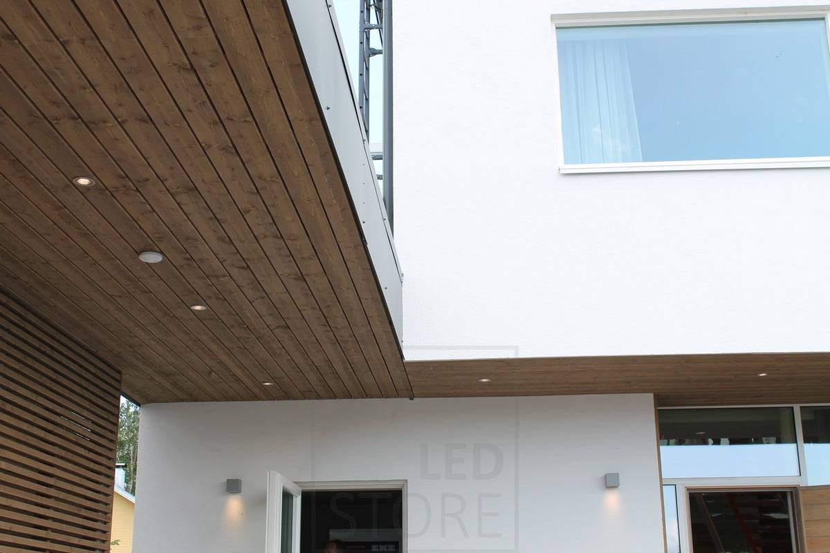 Feria de la Vivienda 2014: Foco de aluminio cepillado R023 en el techo de la terraza, apliques de exterior CUBIC2 . Ledstore.fi