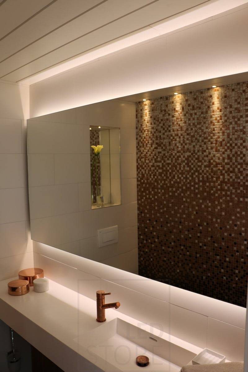 Feria de la Vivienda 2015: tiras led detrás del espejo iluminando arriba y abajo para luz indirecta. Ledstore.fi