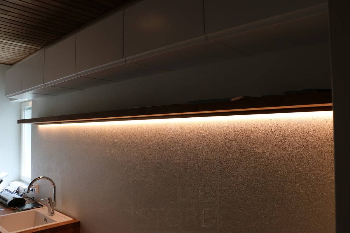 Feria de la Vivienda 2015: luz de encimera en la cocina, instalada en la parte inferior del estante superior. Ledstore.fi
