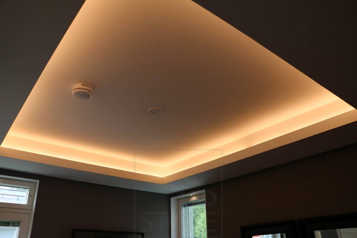 Feria de la vivienda 2015: techo de luz, tira de luz led circulando por el techo a modo de anillo. Ledstore.fi