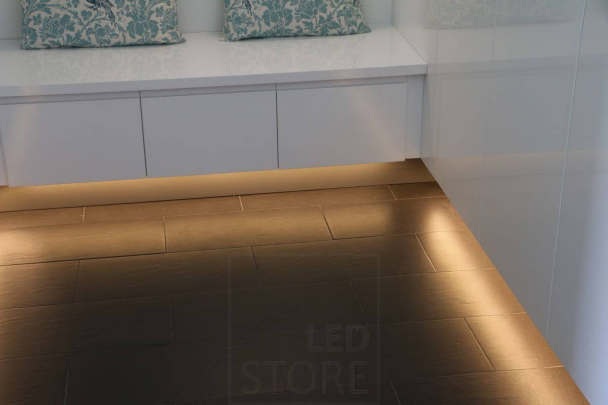 Feria de la Vivienda 2015: iluminación de zócalo que ilumina una luz de ambiente suave e indirecta. Ledstore.fi
