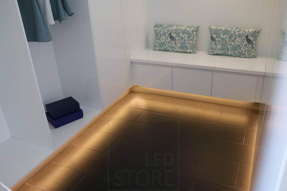 Feria de la Vivienda 2015: en el pasillo, la iluminación del zócalo ilumina la luz suave e indirecta. Ledstore.fi