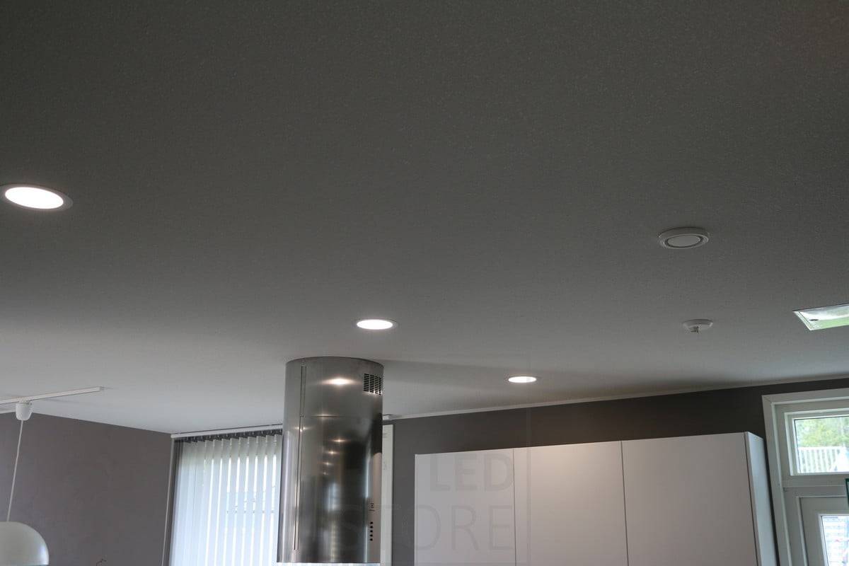 Feria de la Vivienda 2015: techos circulares empotrados en el techo de la cocina. Ledstore.fi
