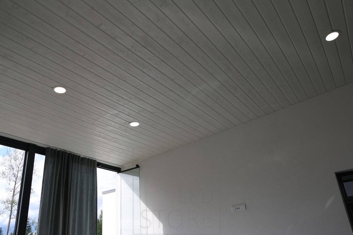 Feria de la Vivienda 2015: plafones circulares en el techo inclinado iluminan una iluminación general de alta calidad. Ledstore.fi
