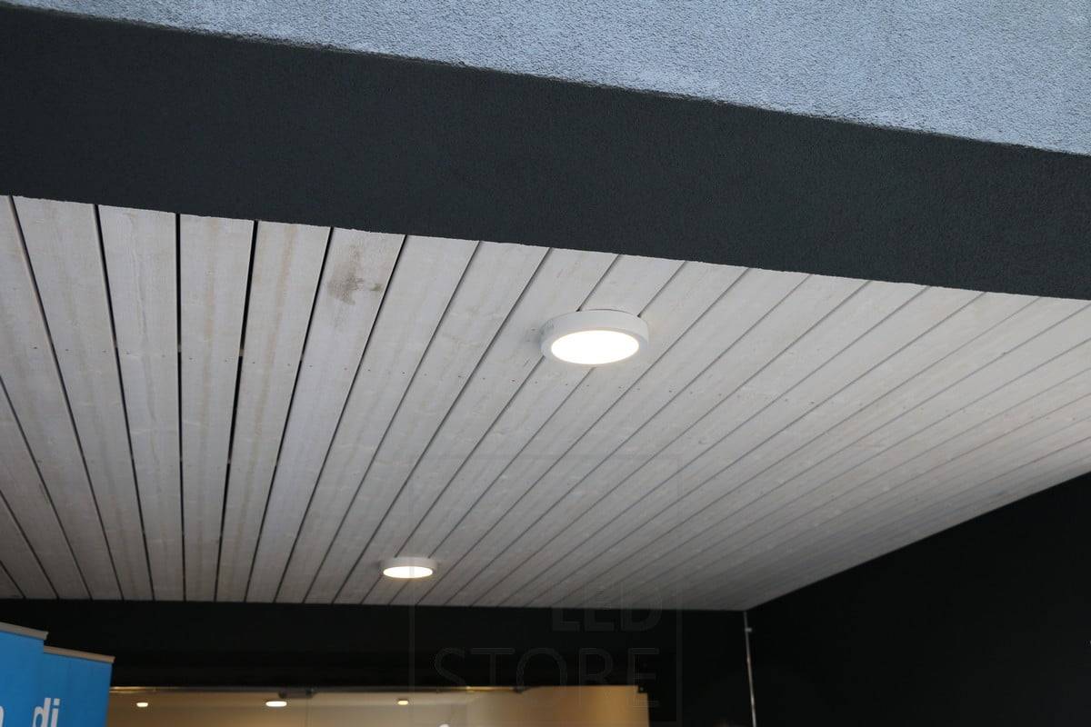 Feria de la Vivienda 2015: paneles luminosos de superficie en una marquesina. Ledstore.fi