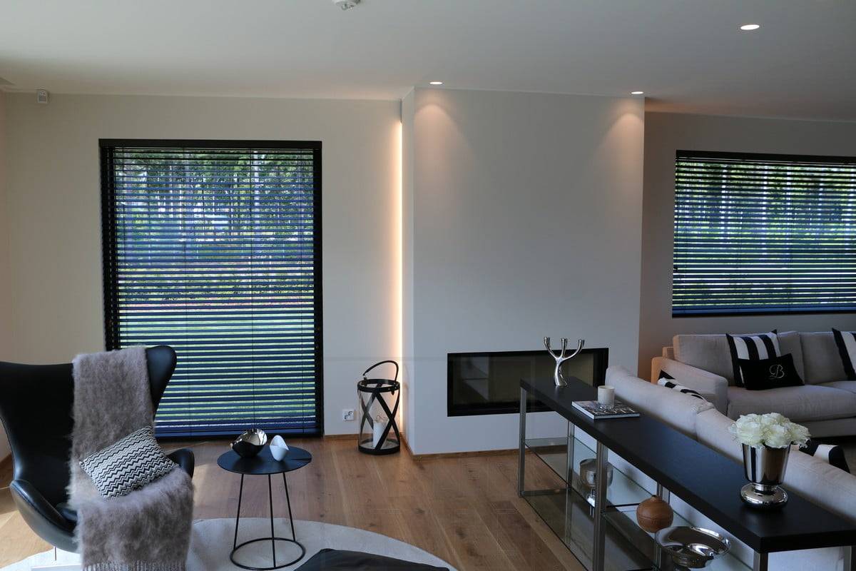 Feria de la Vivienda 2015: tira led detrás de la chimenea, de pie para resaltar la chimenea e iluminar la luz indirecta. Ledstore.fi