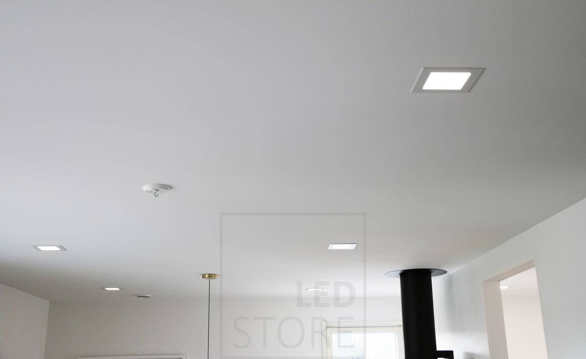 Feria de la Vivienda 2018: paneles de 200x200 en el techo de un dormitorio. Ledstore.fi