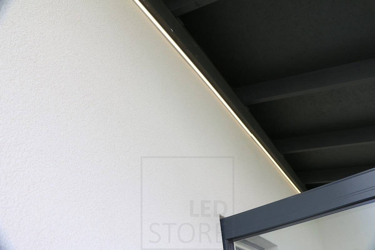 Feria de la Vivienda 2018: tira led en el límite techo-pared en lo alto del techo de la terraza. Ledstore.fi