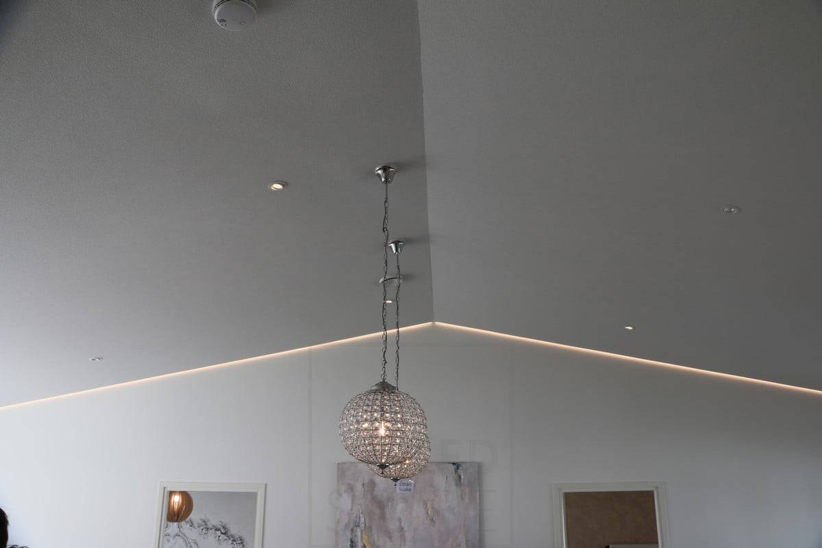 Feria de la Vivienda 2018: perfil led en cumbrera de tejado inclinado a dos aguas. En la interfaz pared-tejado. Ledstore.fi