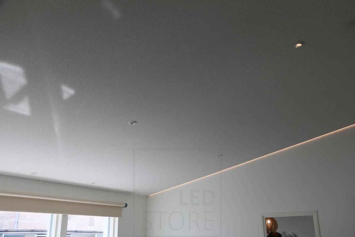 Feria de la vivienda 2018: perfil led en techo inclinado ascendente, de pared a techo. 3000K luz cálida. Ledstore.fi