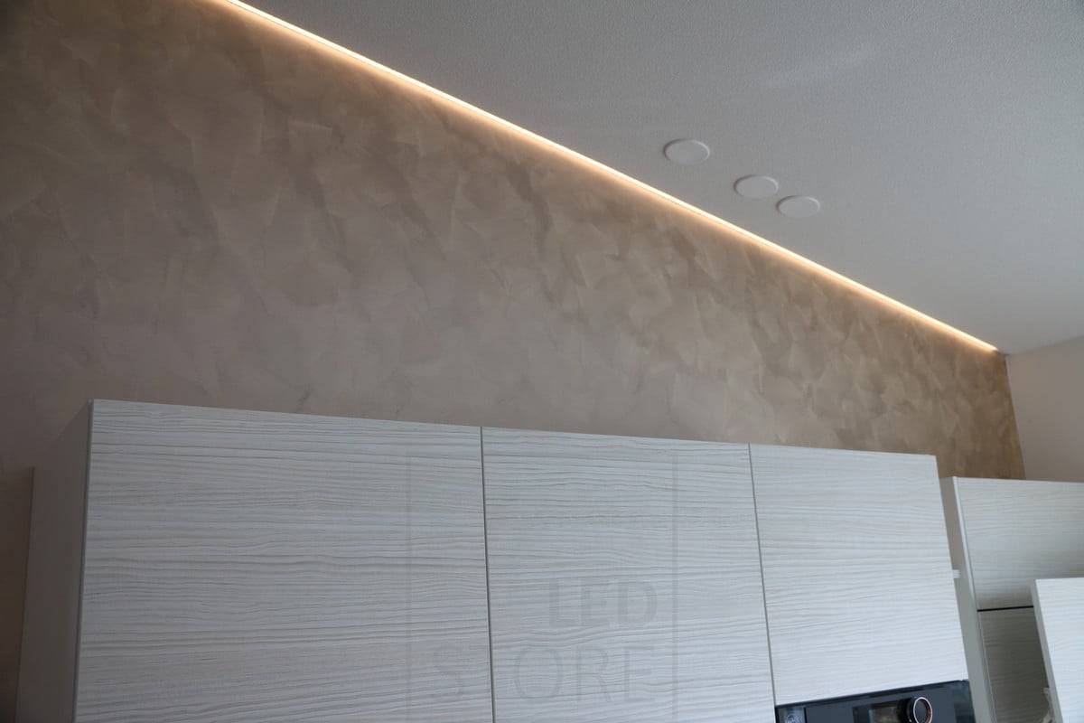 Feria de la Vivienda 2018: perfil led en techo inclinado y ascendente, en la interfaz pared/techo. Ledstore.fi