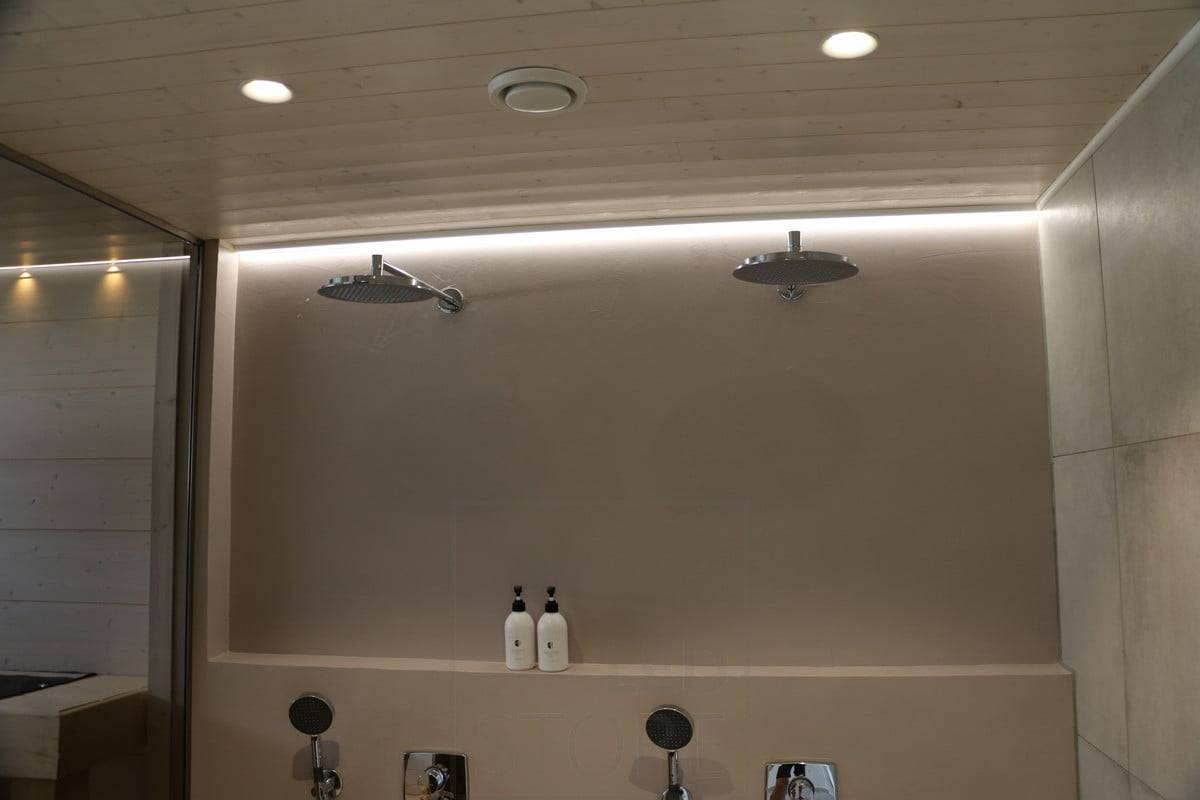 Feria de la Vivienda 2018: luz indirecta en una pared de ducha. Ledstore.fi