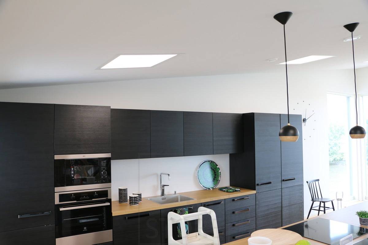 Feria de la Vivienda 2018: paneles led 600x600 en un techo inclinado en el salón. Ledstore.fi