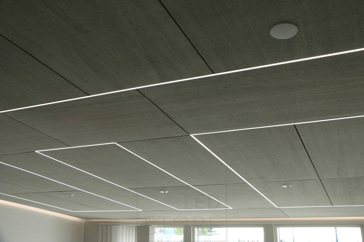 Feria de la Vivienda 2018: tira led empotrada en el panel acústico Konto como perímetro y línea. Ledstore.fi