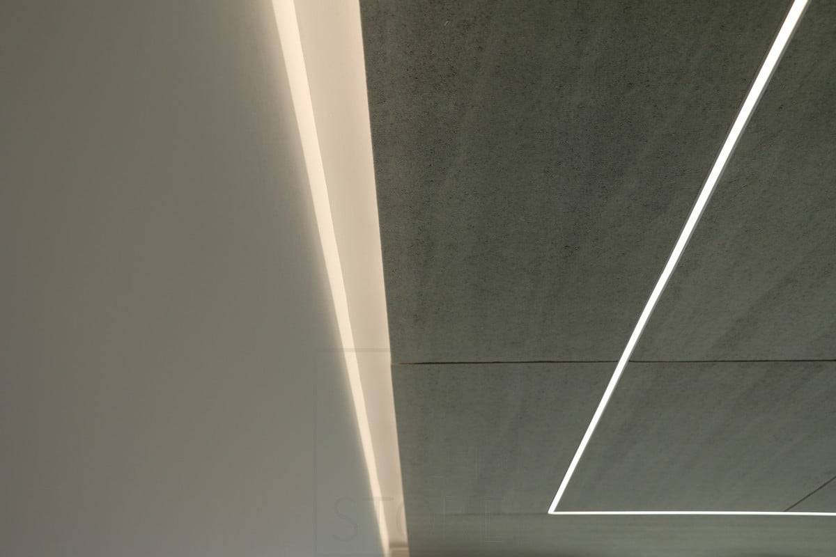 Feria de la Vivienda 2018: Tira de leds sobre techo flotante y empotrada en panel acústico Konto. Ledstore.fi
