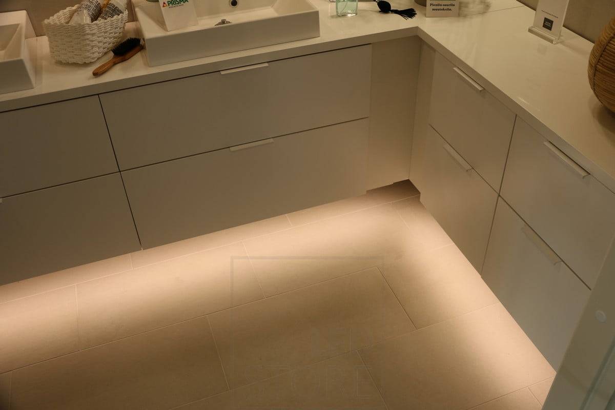 Feria de la Vivienda 2018: luminaria para inodoro con tira led en forma de L en la parte inferior con sensor de movimiento. Ledstore.fi