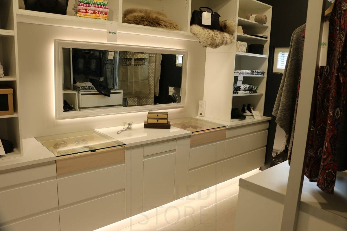 Feria de la Vivienda 2018: tira led en la base y zócalo de una luminaria de armario. Ledstore.fi