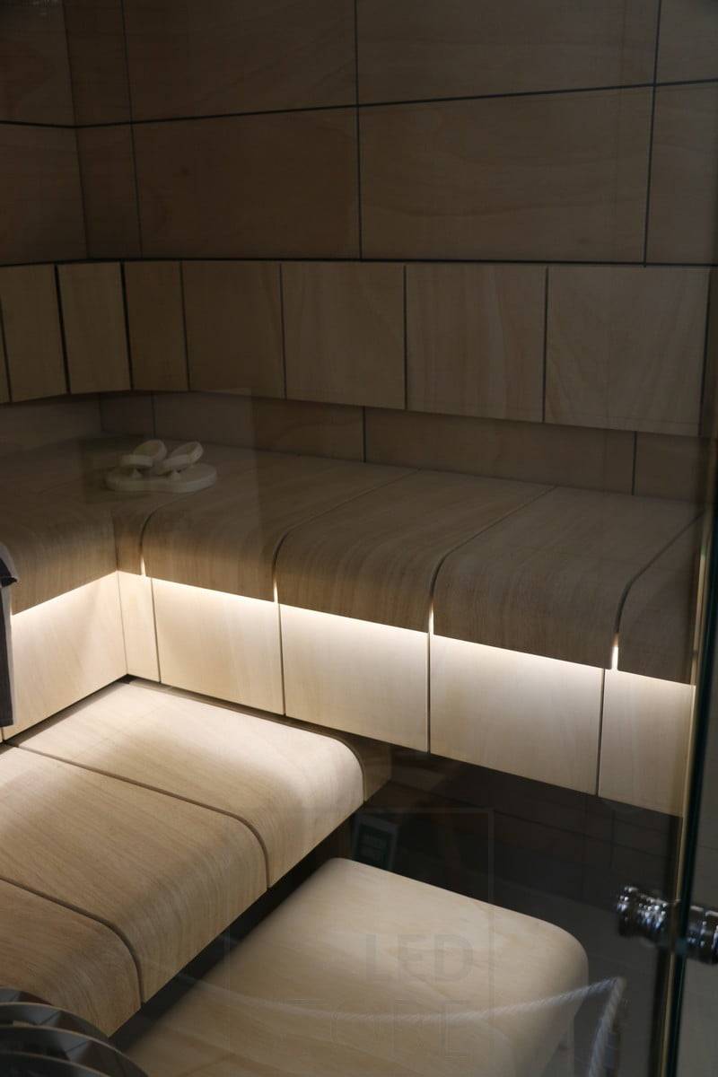 Feria de la Vivienda 2018: cinta led en el tablero con forma de abajo. Ledstore.fi
