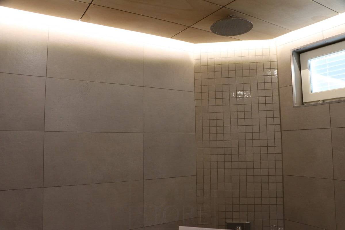 Feria de la Vivienda 2018: tira led en la esquina del lavabo, indirectamente dentro del techo. Ledstore.fi