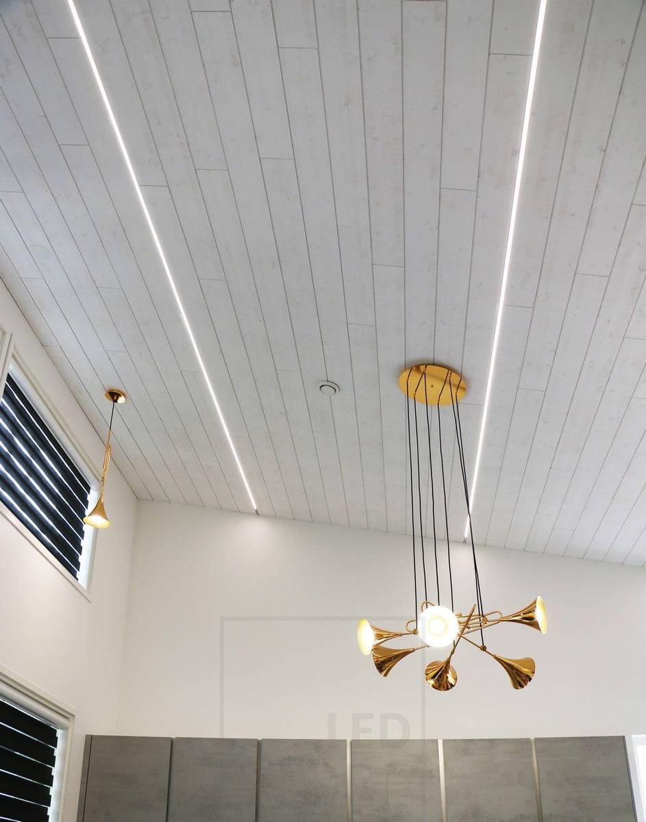 Feria de la vivienda 2018: led pfofilfiles en las costuras de los azulejos del techo en un salón alto. Ledstore.fi