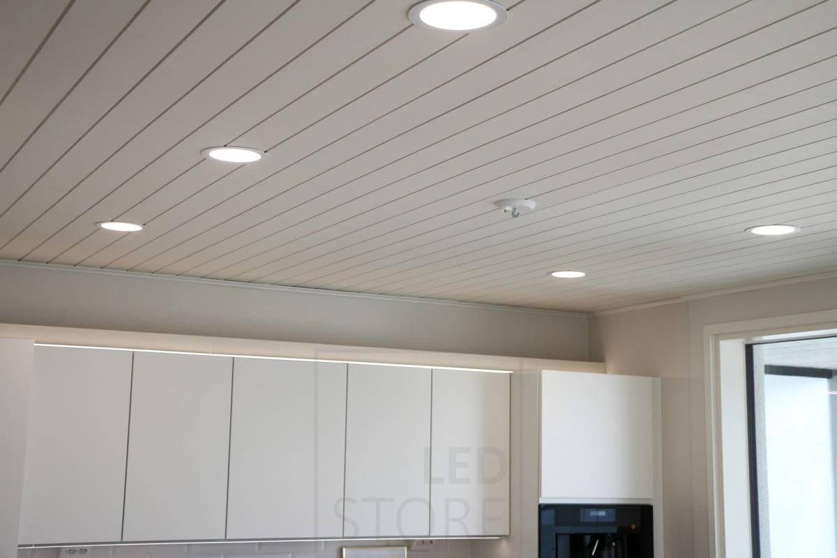 Feria de la Vivienda 2018: plafón verde pyro de 160mm en el techo panelado y luz indirecta en los armarios de la cocina. Ledstore.fi