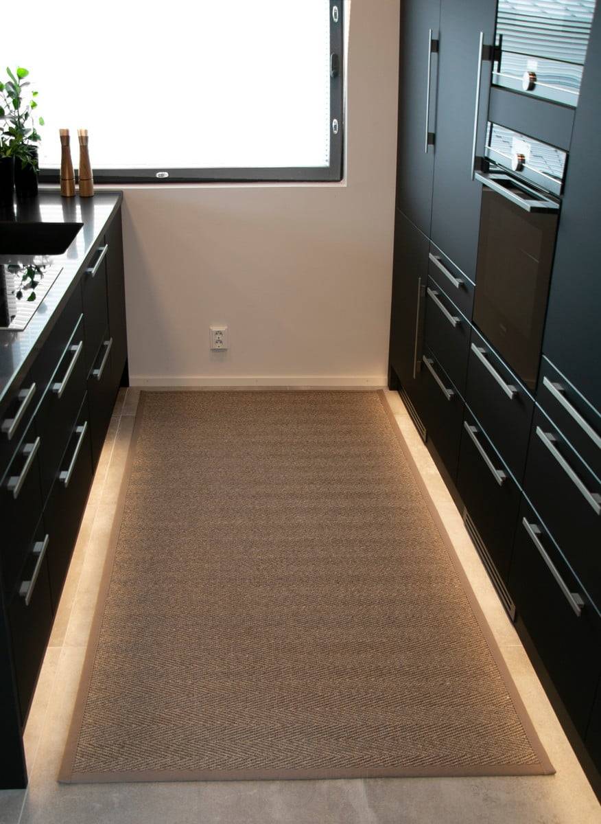 Feria de la Vivienda 2018: tiras led en el zócalo, en la cocina negra. Ledstore.fi