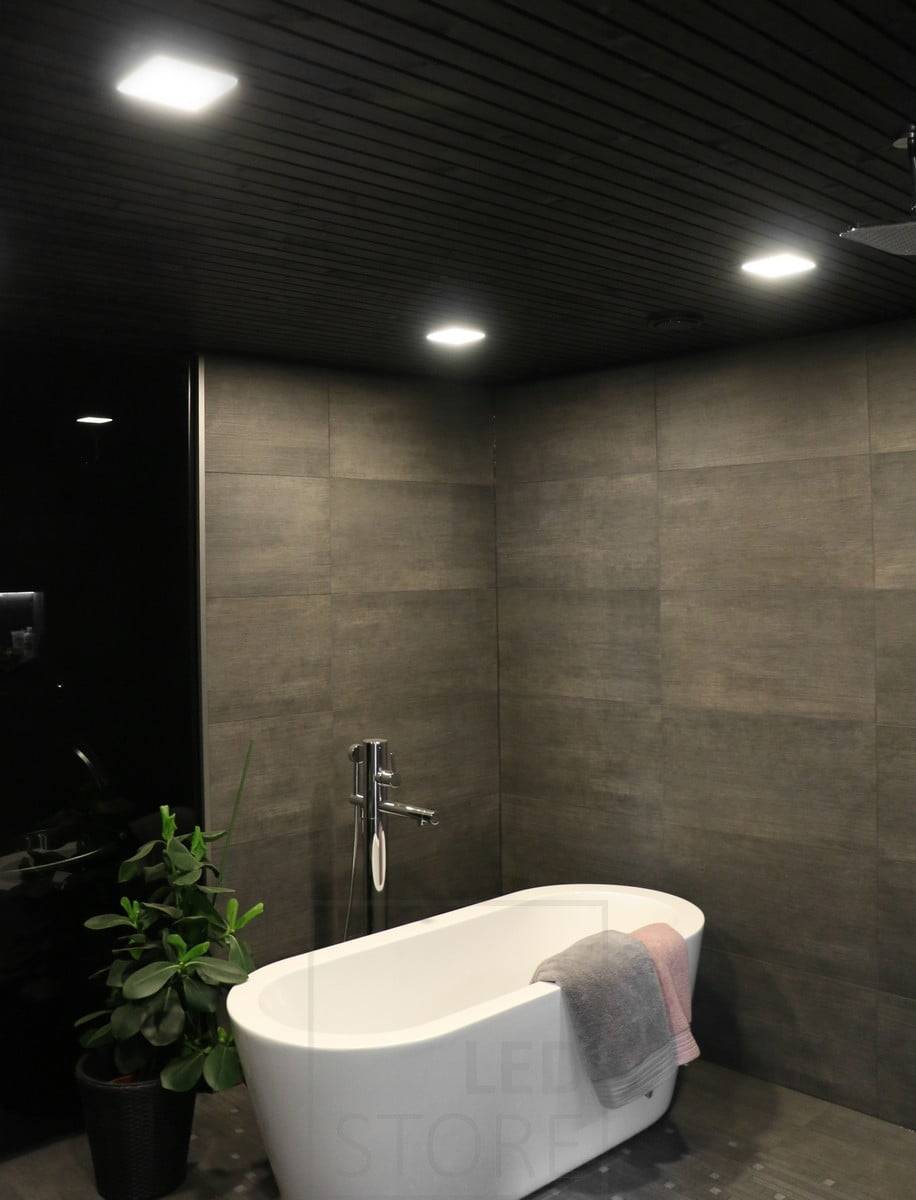 Feria de la Vivienda 2018: paneles led 200x200 sobre techo negro pintado por el cliente. Ledstore.fi