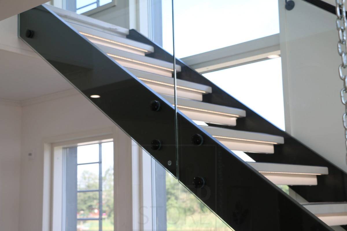 Feria de la Vivienda 2018: tira LED empotrada en peldaños de escalera. Ledstore.fi