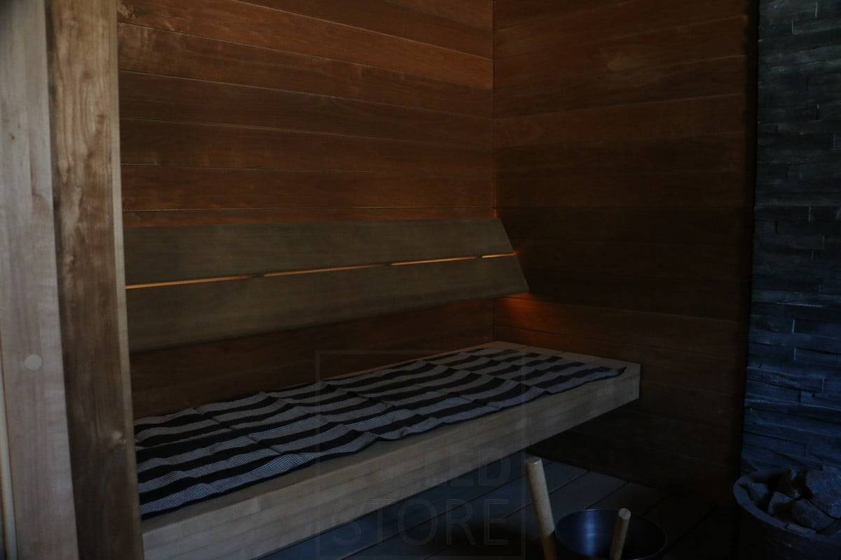 Feria de la Vivienda 2019: Tira de leds iluminando la sauna con luz suave, detrás del respaldo indirectamente. Ledstore.fi