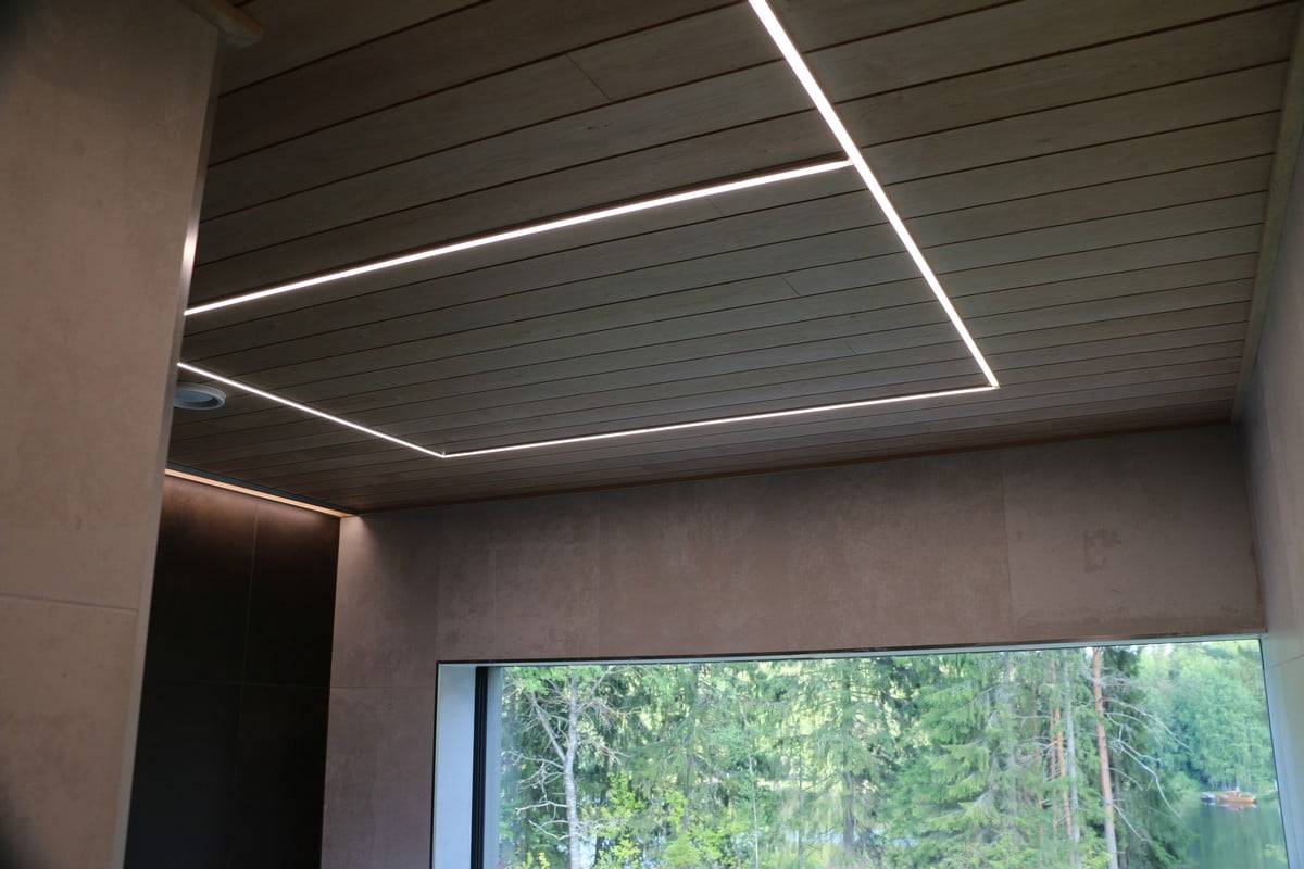 Feria de la Vivienda 2019: Tira de leds en el techo en 8 anillos, montada sobre un perfil empotrado estrecho. Ledstore.fi