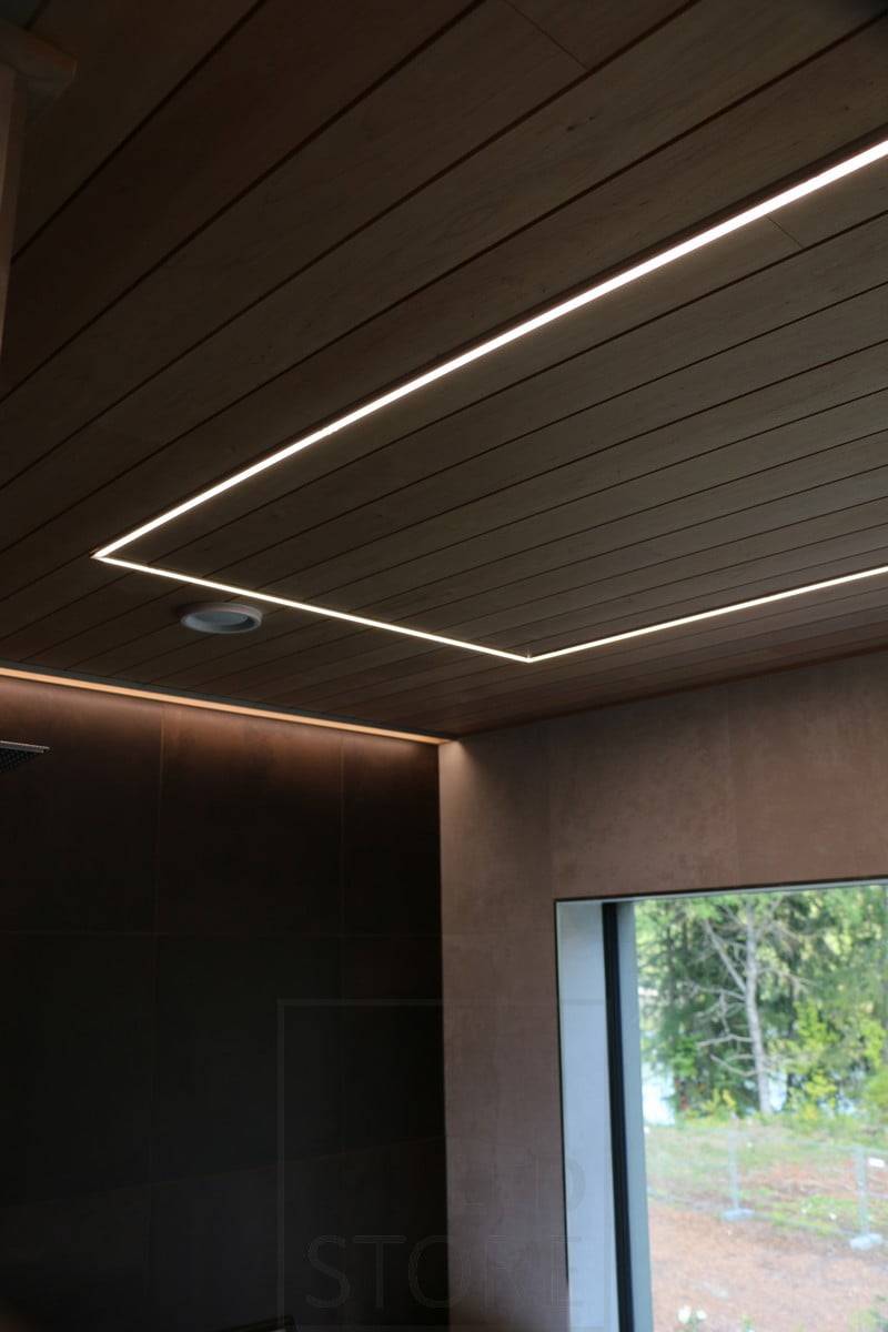 Feria de la Vivienda 2019: Tira de leds en el techo a modo de perímetro, montada sobre un perfil empotrado estrecho. Ledstore.fi