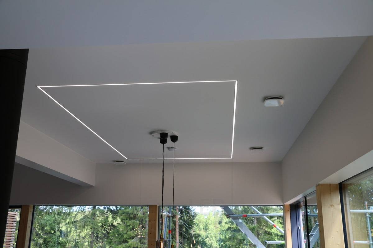 Feria de la Vivienda 2019: Tira de luz led en el techo de la cocina a modo de perímetro, montada sobre un estrecho perfil empotrado. Ledstore.fi