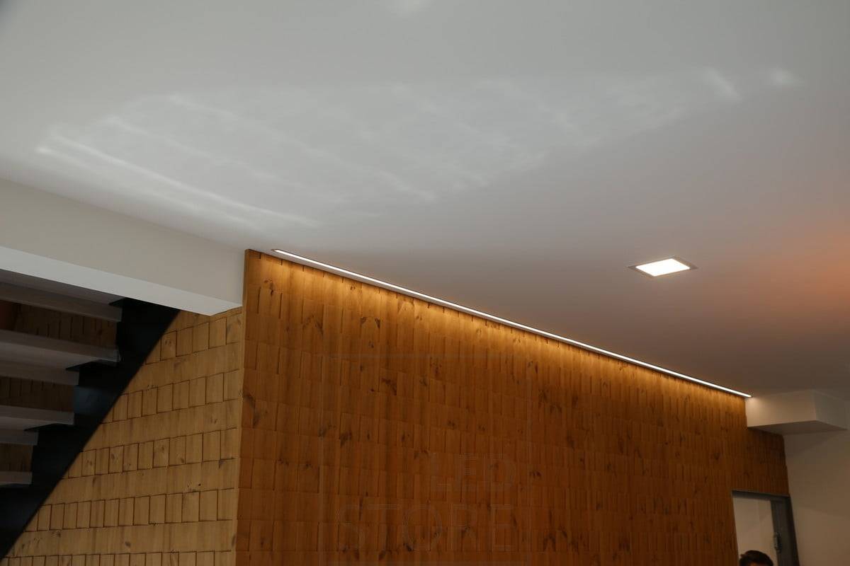 Feria de la Vivienda 2019: Cinta de leds en perfil estrecho empotrado iluminando una pared de efecto. Ledstore.fi