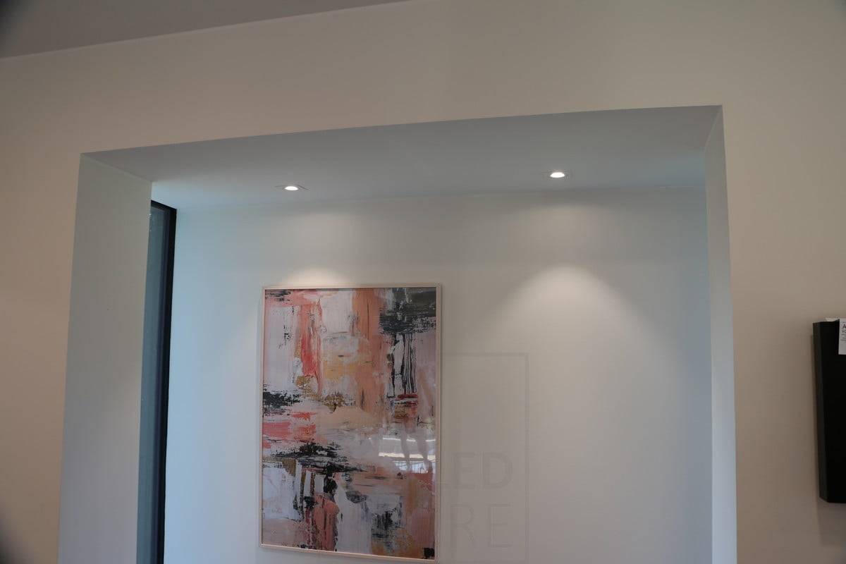 Feria de la Vivienda 2019: Focos junto a la pared para iluminar y destacar el tablón. Ledstore.fi