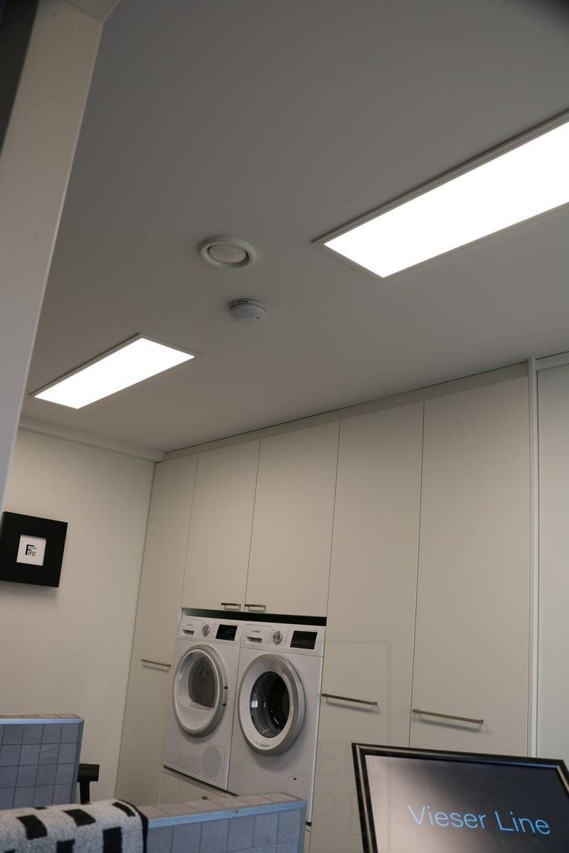 Feria de la Vivienda 2019: 2 uds 300x1200 paneles led en el techo del lavadero. Ledstore.fi
